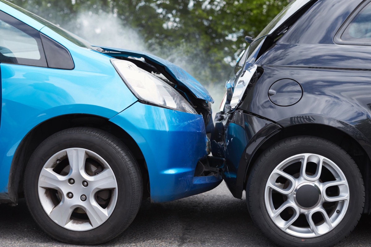 Tamponamento tra due auto in strada